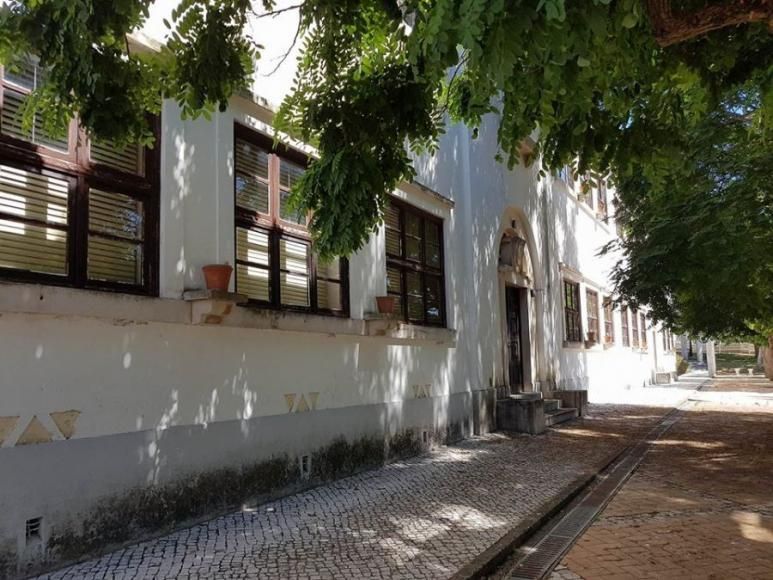 COM A CED&Ecirc;NCIA DA ESCOLA PRIM&Aacute;RIA AO GOVERNO PERDEM AS COLETIVIDADES E OS FREGUESES