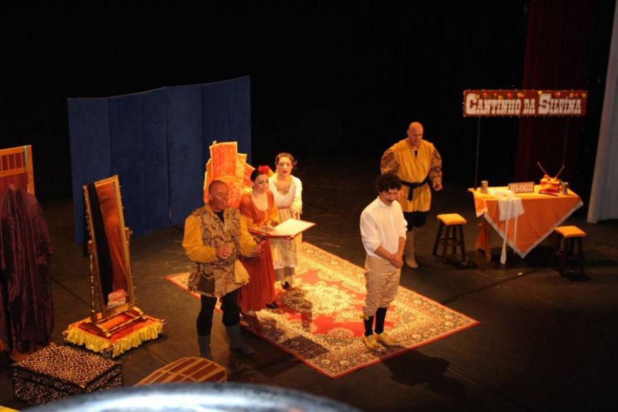 UFAV oferece "O Rei vai nú"